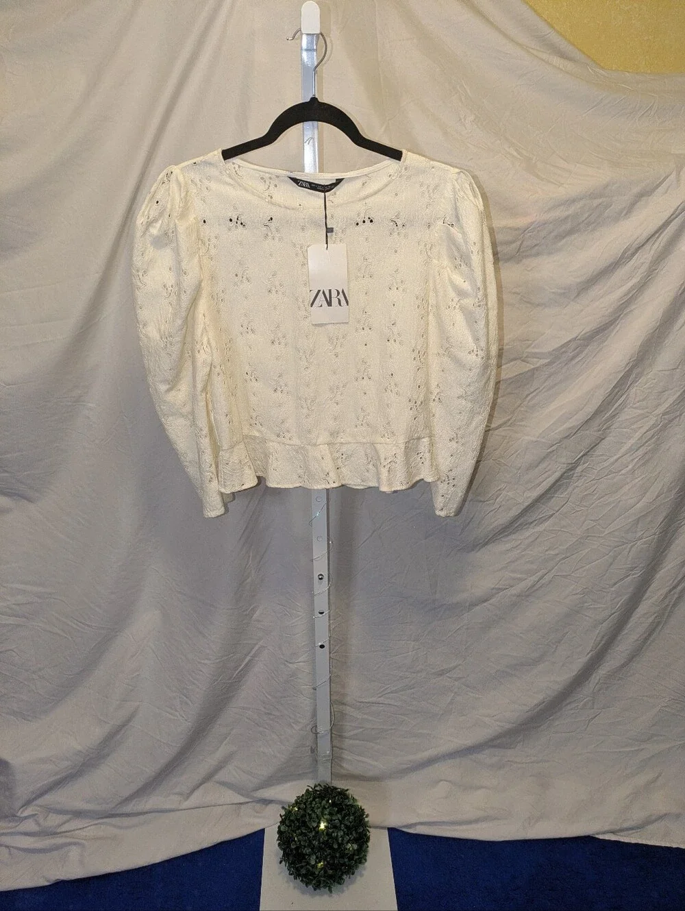 NWT Zara White Eyelet Lace Puff Sleeve Top Large | Ruffled Cropped Blouse